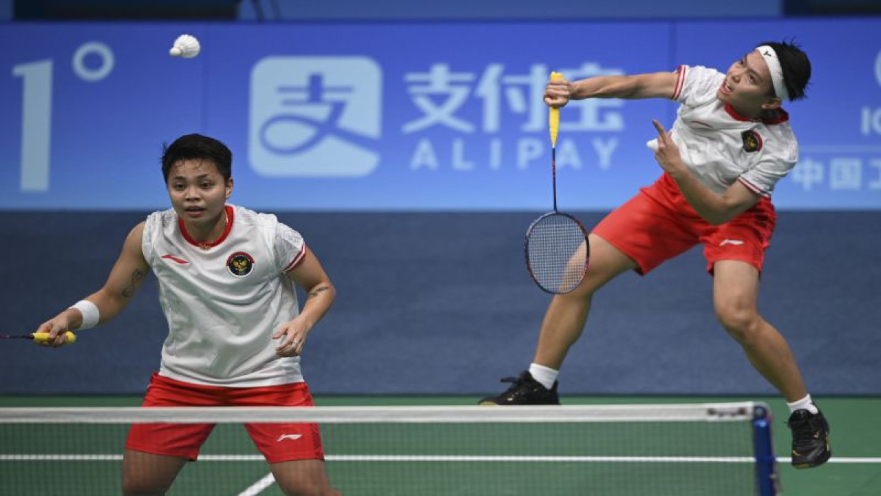 Arsip foto - Pebulu tangkis ganda putri Apriyani Rahayu (kiri) dan Siti Fadia Silva Ramadhanti (kanan) mengembalikan kok ke arah lawan Chen Qingchen dan Jia Yifan dalam perempatfinal beregu Asian Games 2022 di Binjiang Gymnasium, Hangzhou, China, Jumat (29/9/2023). ANTARA FOTO/M Risyal Hidayat/rwa.