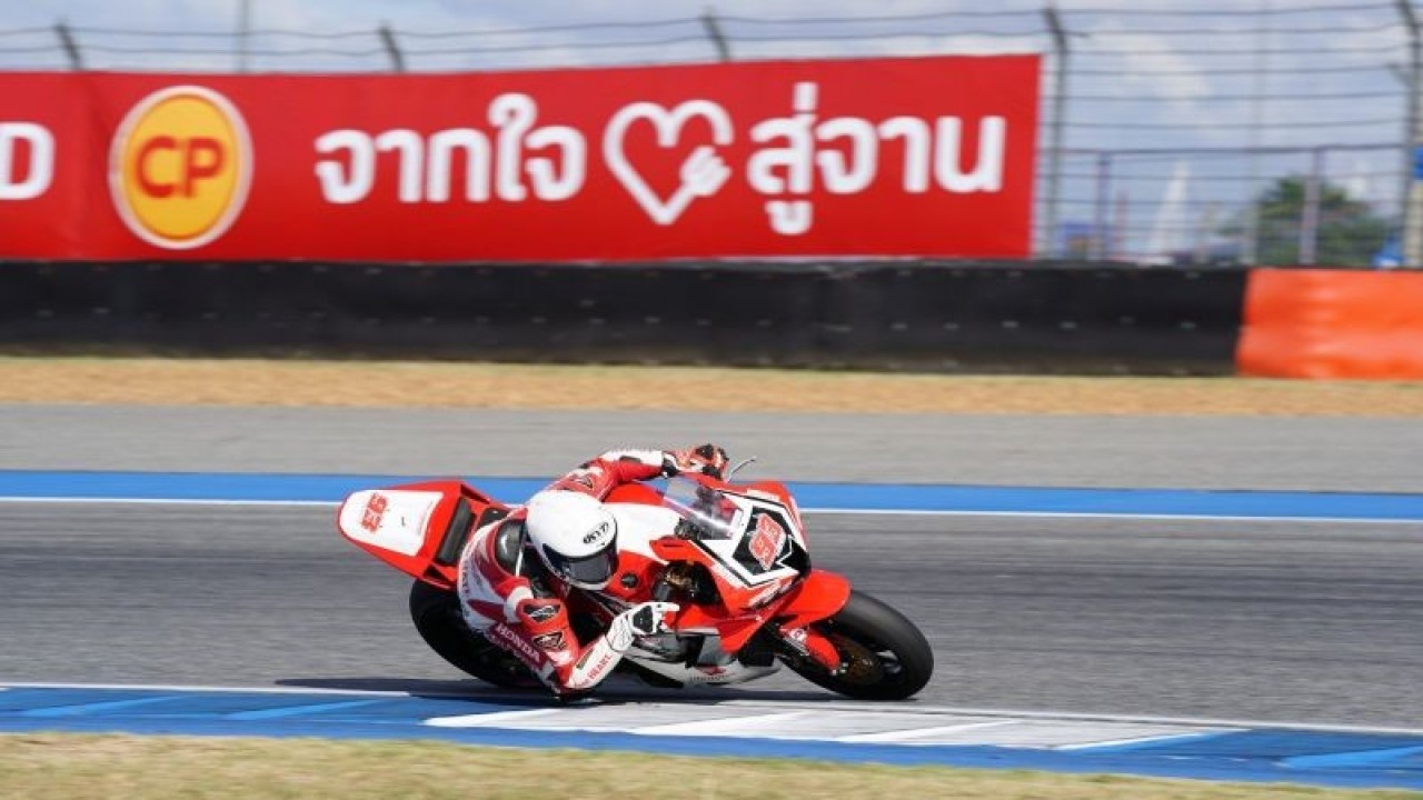 Pembalap Indonesia Fadillah Arbi Aditama saat membalap di race 1 seri terakhir Asia Road Racing Championship (ARRC) 2023 kelas Supersports 600 (SS600) di Sirkuit Internasional Chang, Buriram, Thailand, Sabtu (2/12/2023). (ANTARA/Ho/Astra Honda Racing Team)