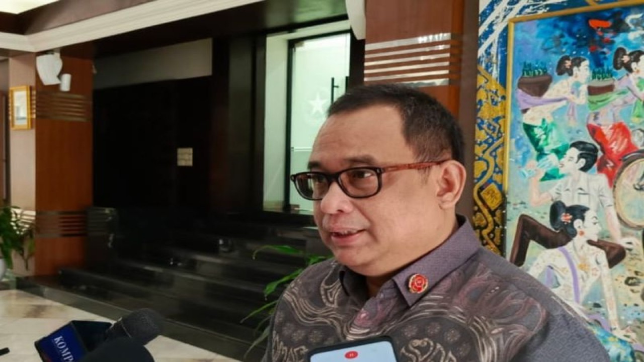 Koordinator Stafsus Presiden Ari Dwipayana memberikan keterangan kepada wartawan di Jakarta, Jumat (1/12/2023). ANTARA/Rangga Pandu