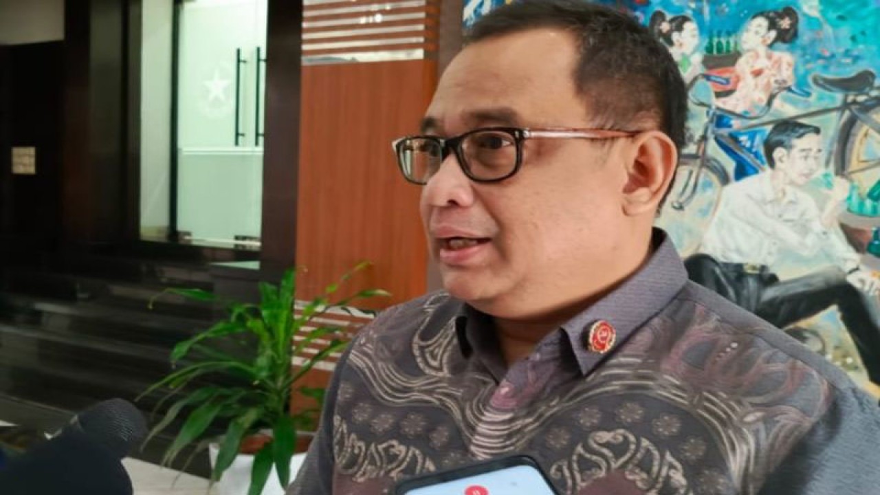 Koordinator Staf Khusus Presiden Ari Dwipayana memberikan keterangan kepada wartawan di Jakarta, Jumat (1/12/2023). ANTARA/Rangga Pandu Asmara Jingga