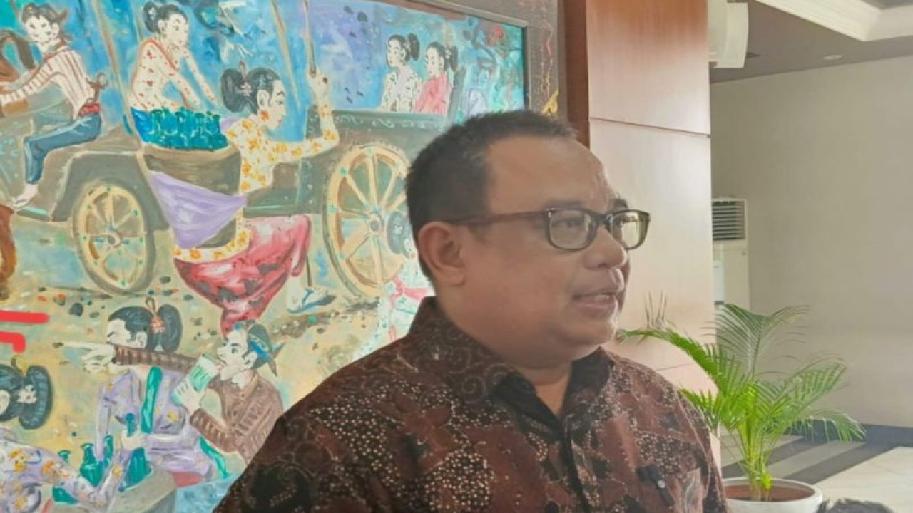 Koordinator Staf Khusus Presiden Ari Dwipayana saat menyampaikan keterangan kepada wartawan di Gedung Kementerian Sekretariat Negara (Kemensetneg) RI di Jakarta, Rabu (6/12/2023). (ANTARA/Andi Firdaus).