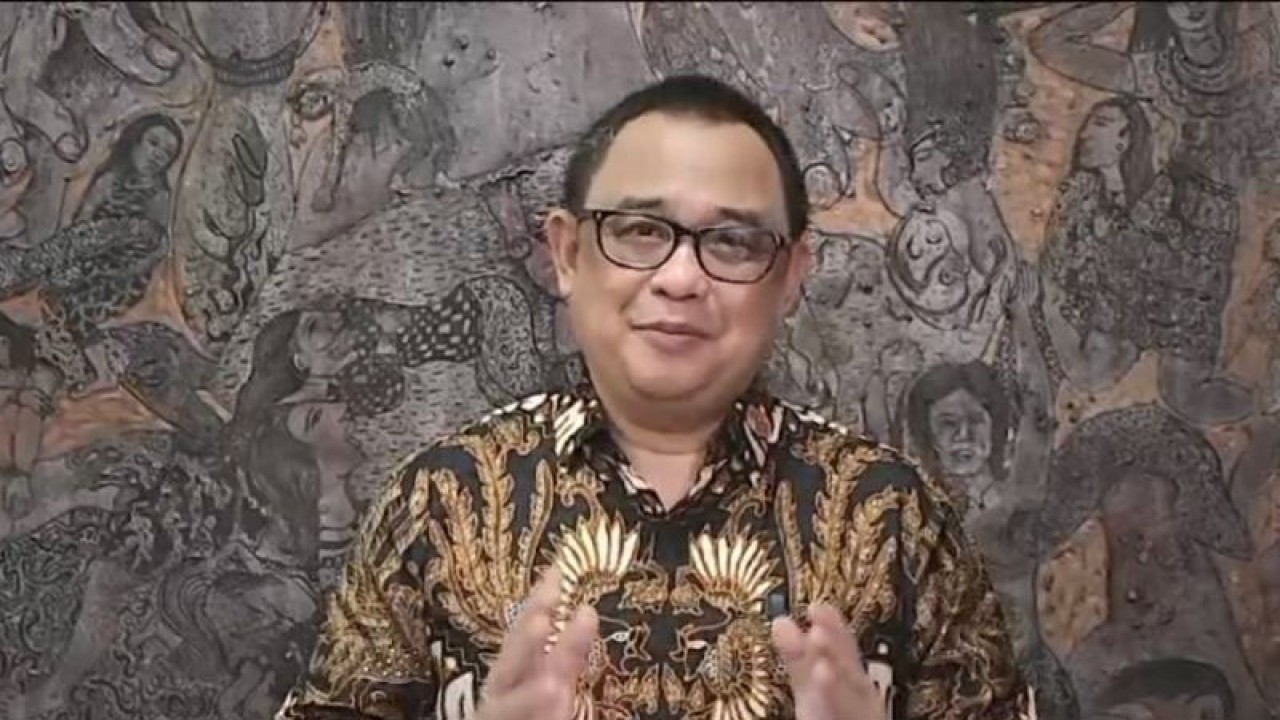 Koordinator Staf Khusus Presiden Ari Dwipayana saat menyampaikan ucapan dan pesan dalam rangka perayaan Hari Ulang Tahun Ke-86 LKBN ANTARA melalui video yang diterima di Jakarta, Rabu (14/12/2023). ANTARA/Andi Firdaus.