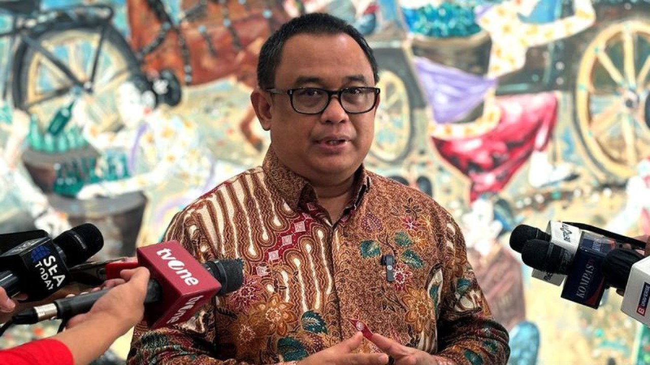 Koordinator Staf Khusus Presiden Ari Dwipayana memberikan keterangan kepada wartawan di Gedung Kementerian Sekretariat Negara, Jakarta, Selasa (28/11/2023). ANTARA/Pradanna Putra Tampi/aa.