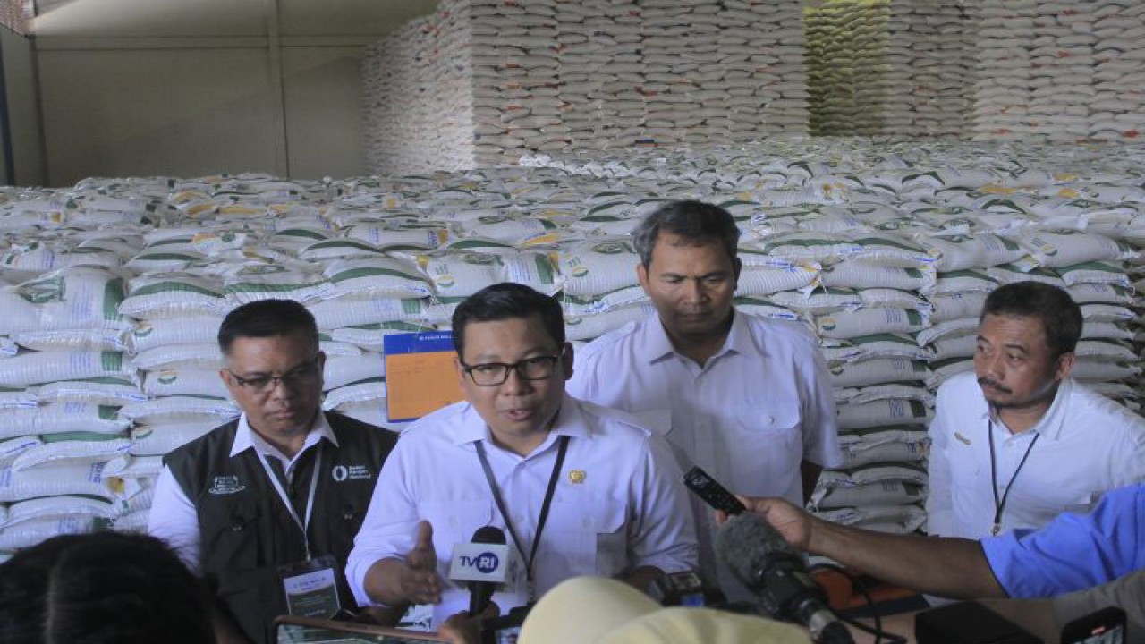 Kepala Bapanas Arief Prasetyo Adi memberikan keterangan kepada wartawan di gudang Bulog NTT, Rabu (6/12/2023). ANTARA/Kornelis Kaha