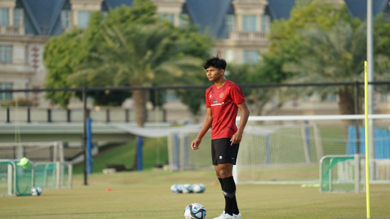 Penyerang tim nasional Indonesia U-20 Arkhan Kaka saat menjalani pemusatan latihan (TC) di Aspire Academy, Doha, Qatar, Senin (25/12/2023). (ANTARA/HO-PSSI)