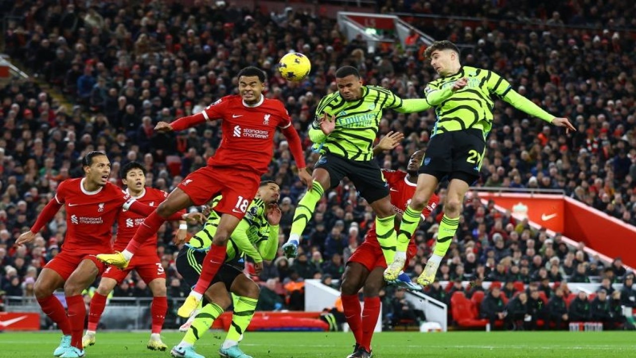 Pemain Arsenal Gabriel Magalhaes (tengah) menyundul bola untuk menjadi gol penyama kedudukan pada pertandingan Liga Inggris melawan Liverpool yang dimainkan di Stadion Anfield, Liverpool, SAbtu (24/12/2023). (ANTARA/REUTERS/CARL RECINE)