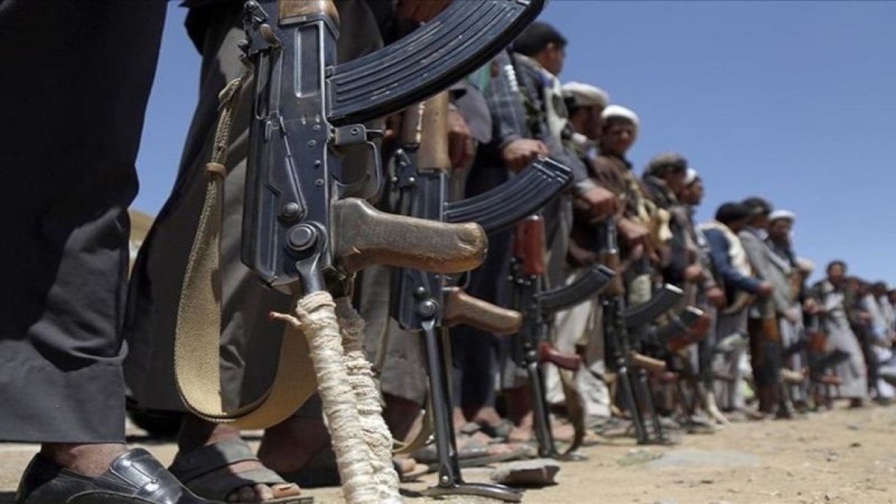 Arsip - Pasukan Houthi berbaris sambil memegang senjata api. (ANTARA/Anadolu)