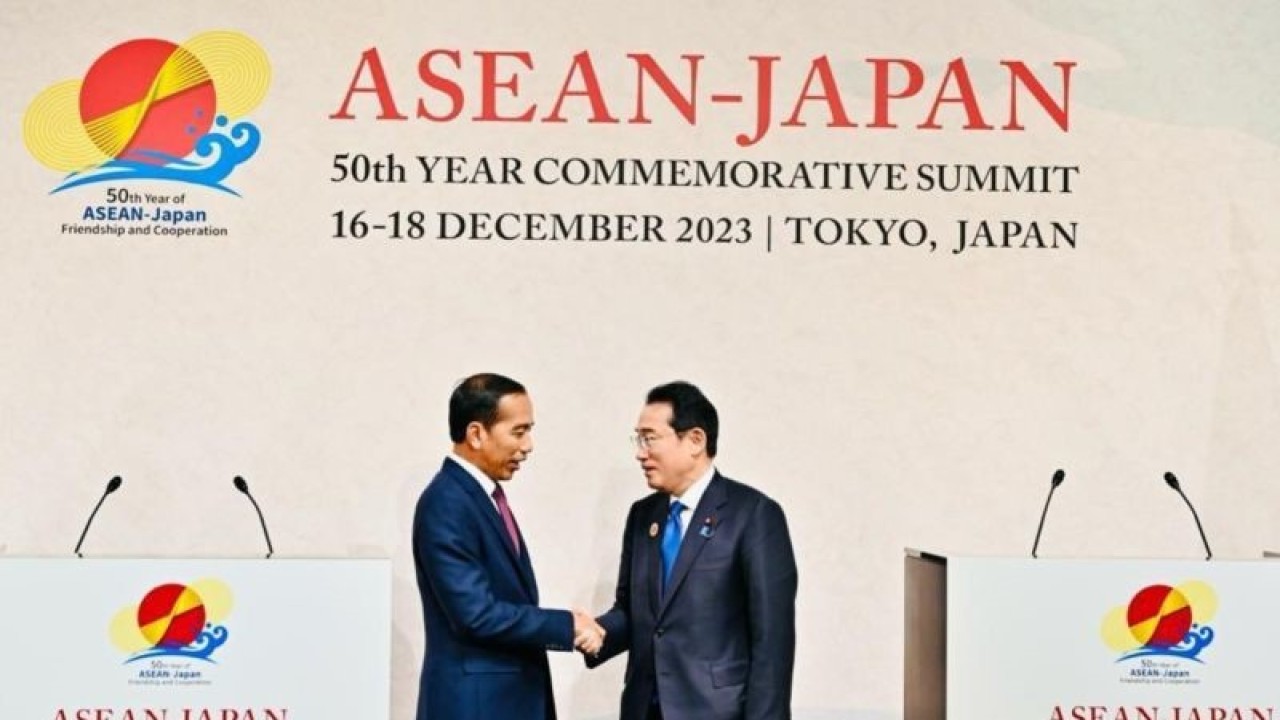 Presiden Joko Widodo berjabat tangan dengan PM Jepang Fumio Kishida usai memberikan keterangan pers bersama terkait KTT Perayaan 50 Tahun Hubungan Persahabatan dan Kerja Sama ASEAN-Jepang, di Tokyo, Minggu (17/12/2023). ANTARA/HO-Biro Pers Sekretariat Presiden
