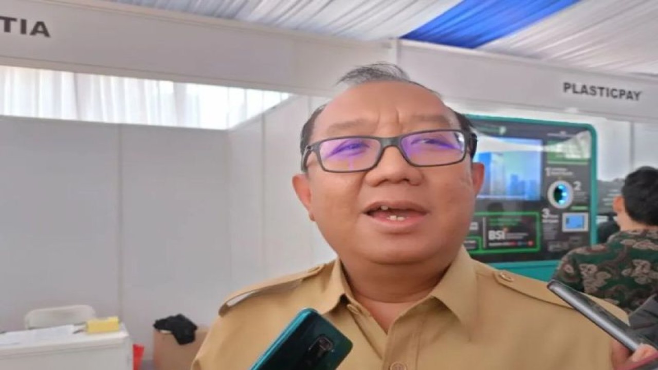 Kepala Dinas Lingkungan Hidup (DLH) DKI Jakarta Asep Kuswanto di Balai Kota DKI, Jakarta Pusat, Senin (25/9/2023). (ANTARA/Siti Nurhaliza)