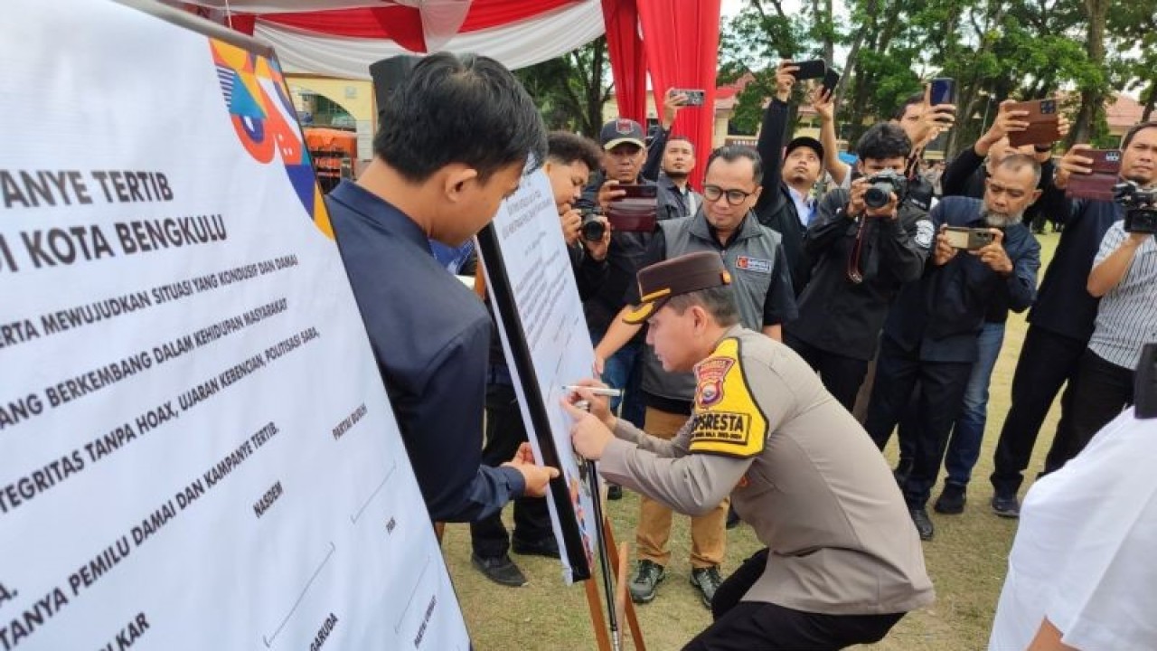 Kapolresta Bengkulu Kombes Pol Aris Sulistyono saat menandatangani deklarasi komitmen netralitas di wilayah tersebut jelang Pemilu 2024. ANTARA/Anggi Mayasari.