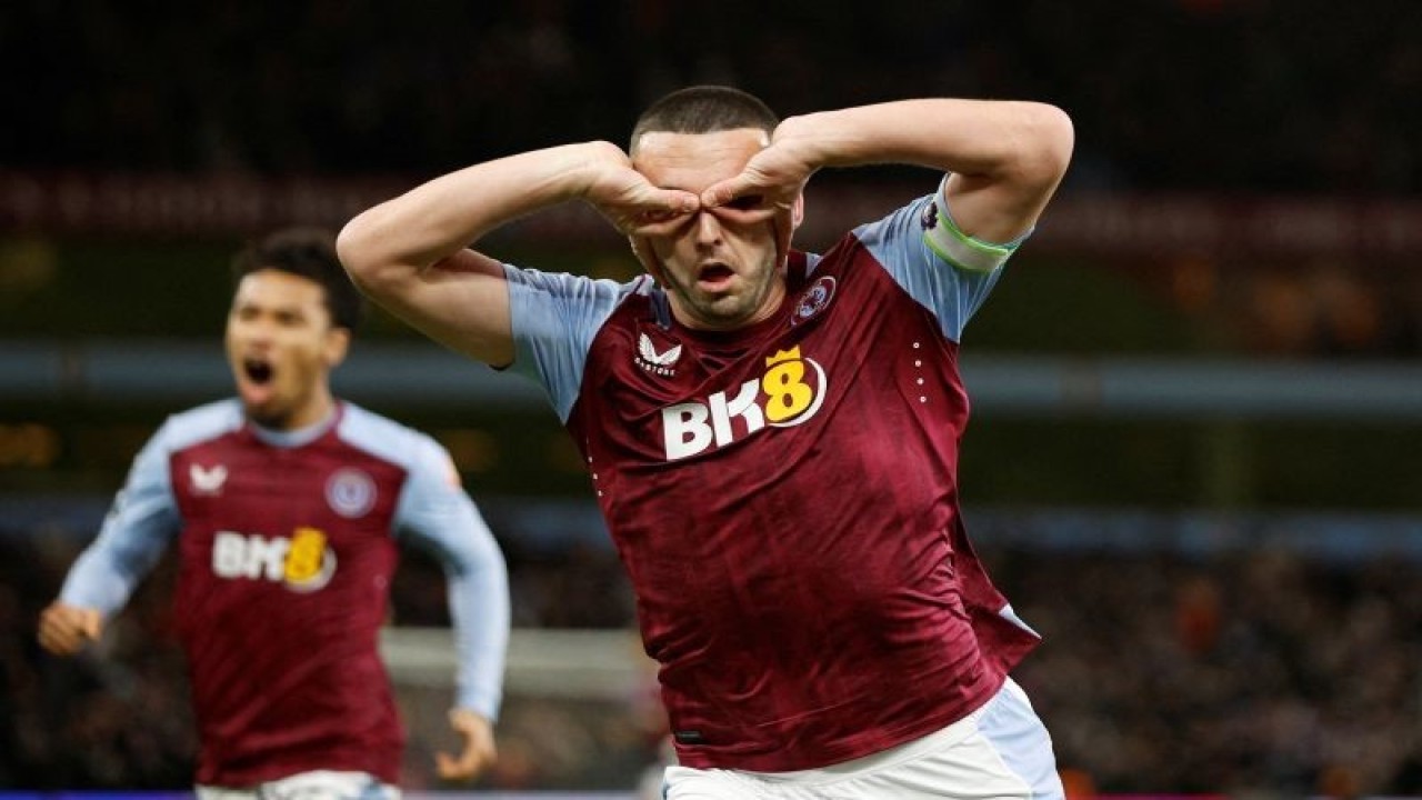 Pemain Aston Villa John McGinn merayakan gol yang dicetaknya pada pertandingan Liga Inggris Arsenal yang berlangsung di Villa Park, Birmingham, Sabtu (9/12/2023). (ANTARA/Reuters/JOHN SIBLEY)