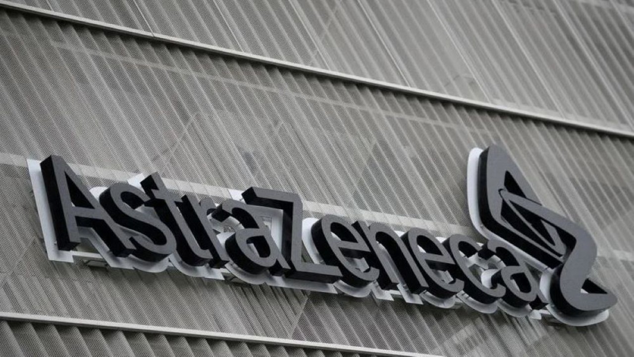 Logo AstraZeneca di luar gedung kantor AstraZeneca di Brussels sebagai bagian dari kampanye vaksinasi penyakit virus corona (Covid-19), Belgia, 28 Januari 2021. (Dok/Johanna Geron/Reuters)