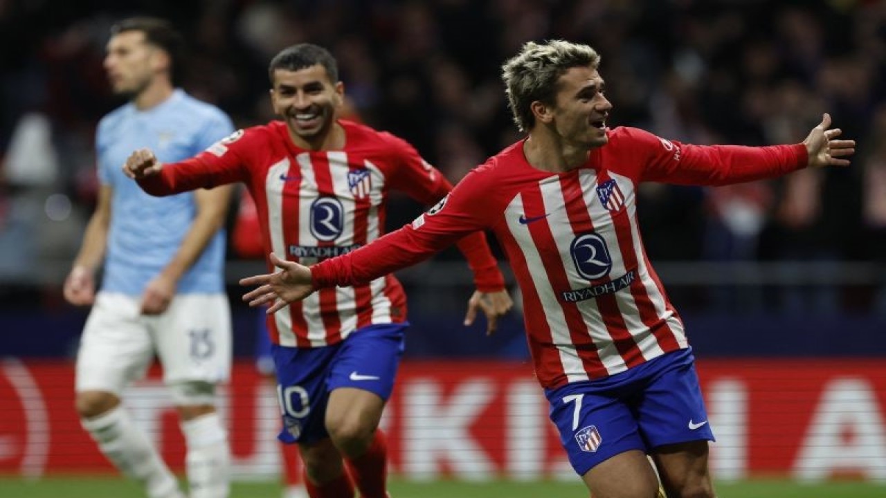 Penyerang Atletico Madrid Antoine Griezmann merayakan gol yang dicetaknya ke gawang Lazio, pada pertandingan Grup E Liga Champions yang dimainkan di Stadion Civitas Metropolitan, Madrid, Rabu (13/12/2023). (ANTARA/AFP/OSCAR DEL POZO)
