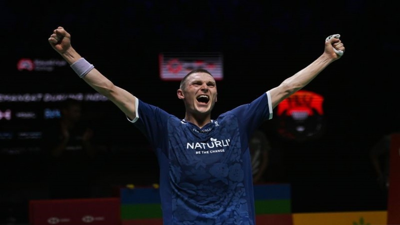 Pebulu tangkis tunggal putra Denmark Viktor Axelsen berselebrasi usai mengalahkan tunggal putra Indonesia Anthony Ginting dalam babak final Indonesia Open 2023 di Istora Senayan, Jakarta, Minggu (18/6/2023). ANTARA FOTO/Aditya Pradana Putra/YU
