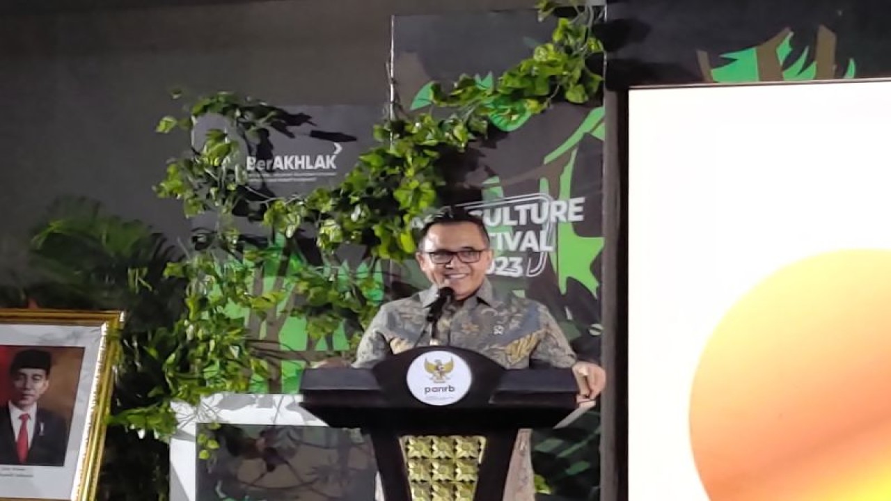 Menpan RB Abdullah Azwar Anas saat memberikan sambutan dalam acara Appreciation Day ASN Culture Festival 2023 di Jakarta Selatan pada Rabu (24/12/2023). ANTARA/Hendri Sukma Indrawan