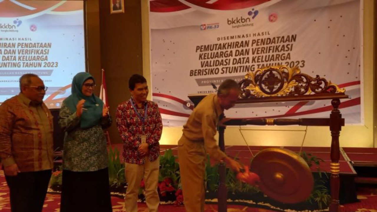 Kepala Dinas Pemberdayaan Perempuan, Perlindungan Anak, Kependudukan Pencatatan Sipil dan Pengendalian Penduduk Keluarga Berencana Provinsi Kepulauan Babel Asyraf Suryadin saat membuka Pemutakhiran Pendataan Keluarga dan Verifikasi Validasi Data Keluarga Berisiko Stunting Tahun 2023 di Pangkalpinang, Selasa (12/12/2023). ANTARA/ HO-Aprionis.
