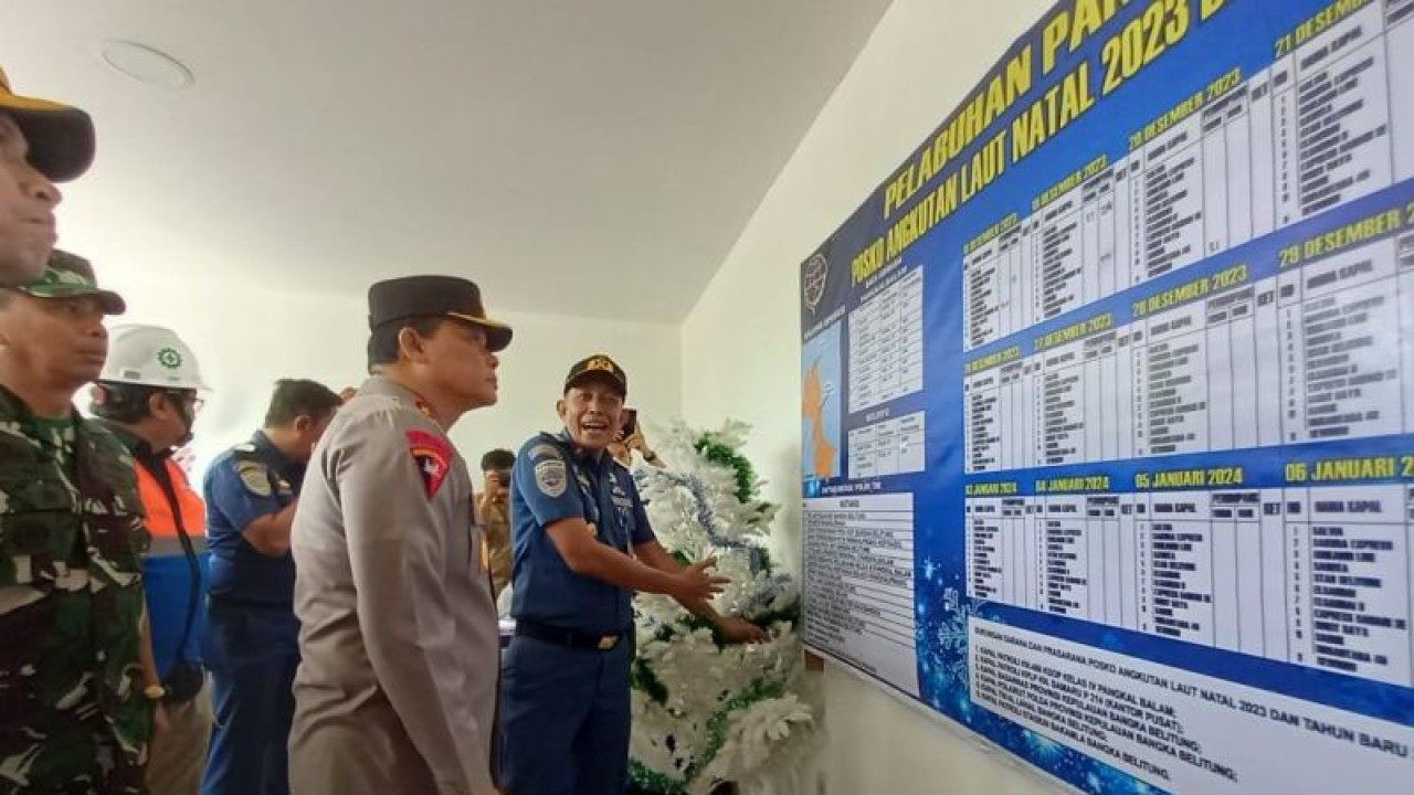 Kepala Polda Kepulauan Babel, Inspektur Jenderal Polisi Tornagogo Sihombing, saat meninjau pelayanan pos pengamanan Pelabuhan Pangkalbalam, Rabu (20/12/2023). ANTARA/HO