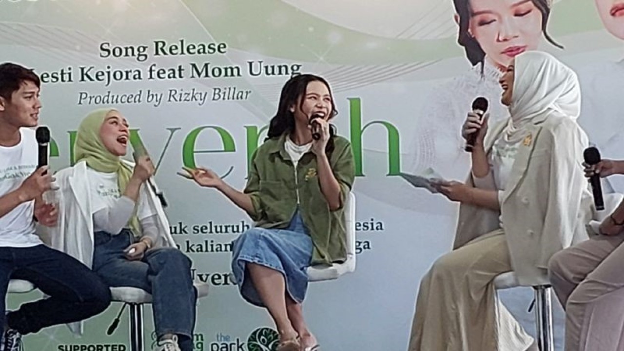 Mom Uung (Tengah) dalam konferensi pers lagu "Menyerah" oleh Lesto Kejora feat Mom Uung, di Jakarta, Rabu (20/12/2023). (ANTARA/Fitra Ashari)