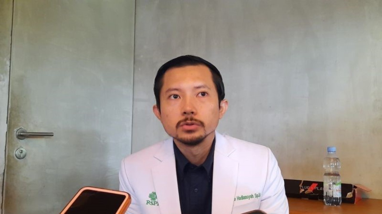Dokter spesialis urologi di RS Pondok Indah - Pondok Indah dr Hilman Hadiansyah, Sp.U dalam sebuah acara kesehatan di Jakarta, Selasa (19/12/2023). (ANTARA/Lia Wanadriani Santosa)