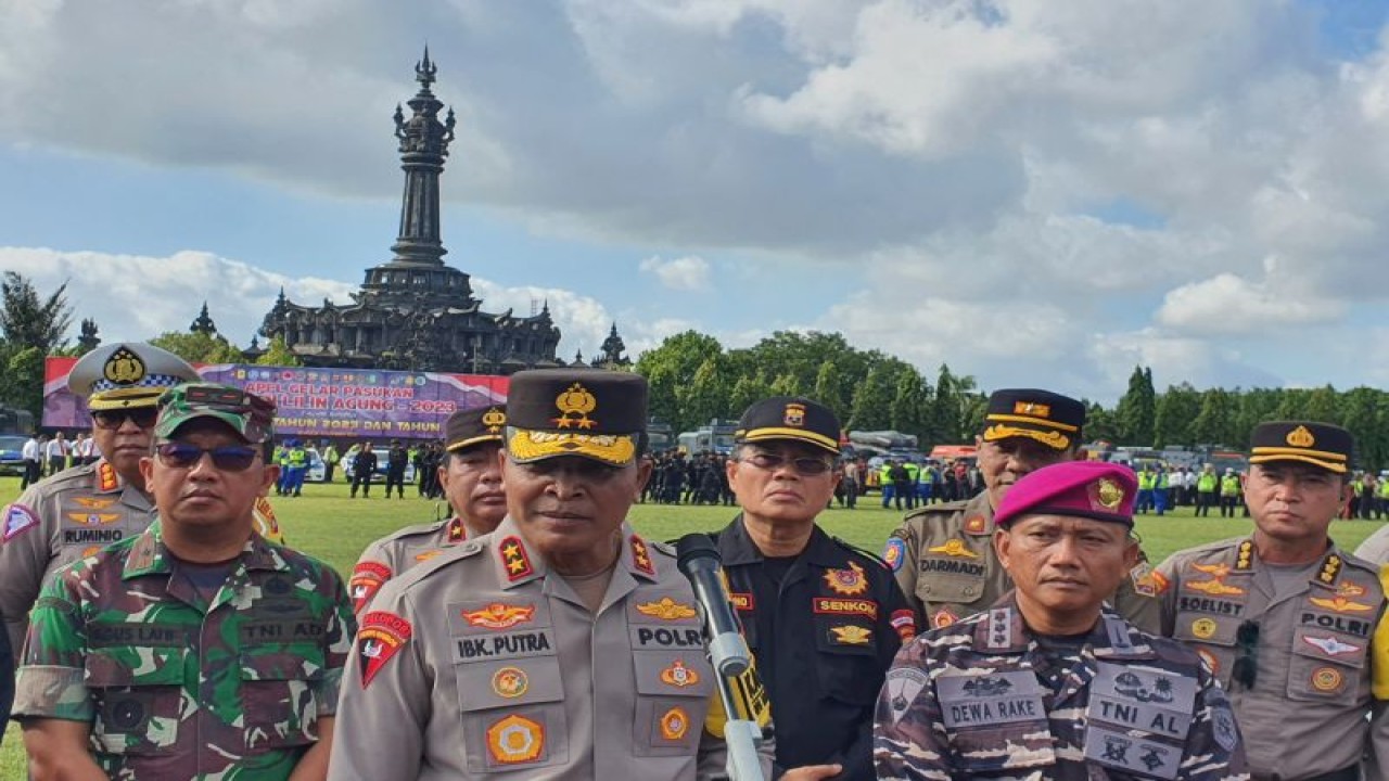 Kepala Polda Bali Irjen Pol. Ida Bagus Kade Putra Narendra (tengah) saat memberikan keterangan terkait kesiapan kantong-kantong parkir usai apel gelar pasukan Operasi Lilin Agung 2023 di Lapangan Niti Mandala, Renon, Denpasar, Bali, Kamis (21/12/2023). (ANTARA/Rolandus Nampu)