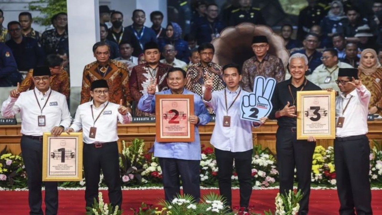 Arsip - Calon presiden dan calon wakil presiden dari Koalisi Perubahan Anies Baswedan (kiri) dan Muhaimin Iskandar (kedua kiri), Capres dan Cawapres dari Koalisi Indonesia Maju Prabowo Subianto (ketiga kiri) dan Gibran Rakabuming Raka (ketiga kanan), serta Capres dan Cawapres Ganjar Pranowo (kedua kanan) dan Mahfud MD (kanan) berfoto bersama dengan menunjukkan nomor hasil undian di Gedung KPU, Jakarta, Selasa (14/11/2023). (ANTARA FOTO/Galih Pradipta)