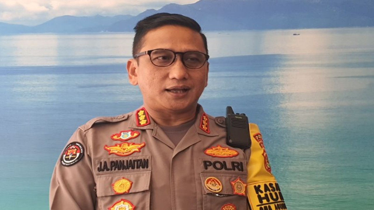 Kepala Bidang Hubungan Masyarakat Polda Bali Komisaris Besar Polisi Jansen Avitus Panjaitan memberikan keterangan terkait kesiapan Polda Bali mengangisipasi kepadatan kendaraan saat ditemui di Denpasar, Bali, Senin (18/12/2023). ANTARA/Rolandus Nampu