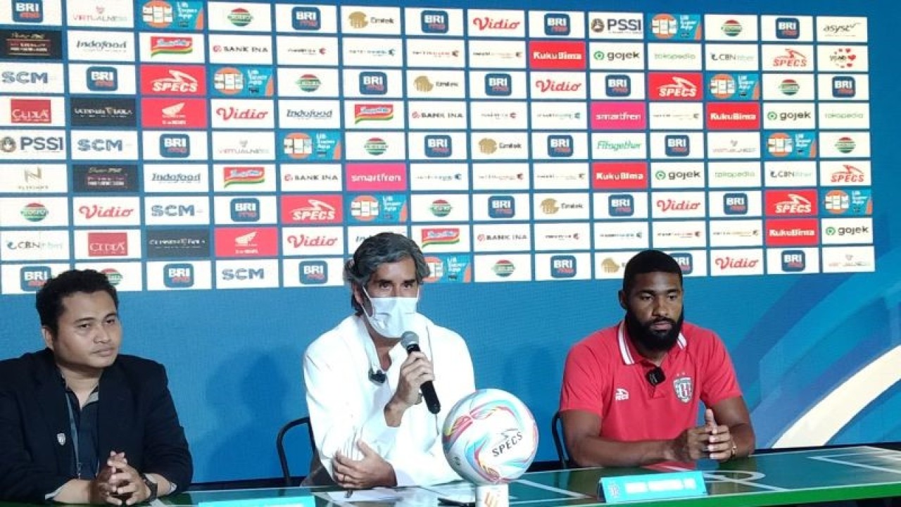 Pelatih Kepala Bali United Stefano Cugurra (tengah) bersama penyerang Jefferson Assis (kanan) memberikan keterangan pers menjelang laga melawan Persib Bandung pada pekan ke-23 Liga 1 Indonesia di Stadion Kapten I Wayan Dipta, Kabupaten Gianyar, Bali, Minggu (17/12/2023) ANTARA/Dewa Ketut Sudiarta Wiguna