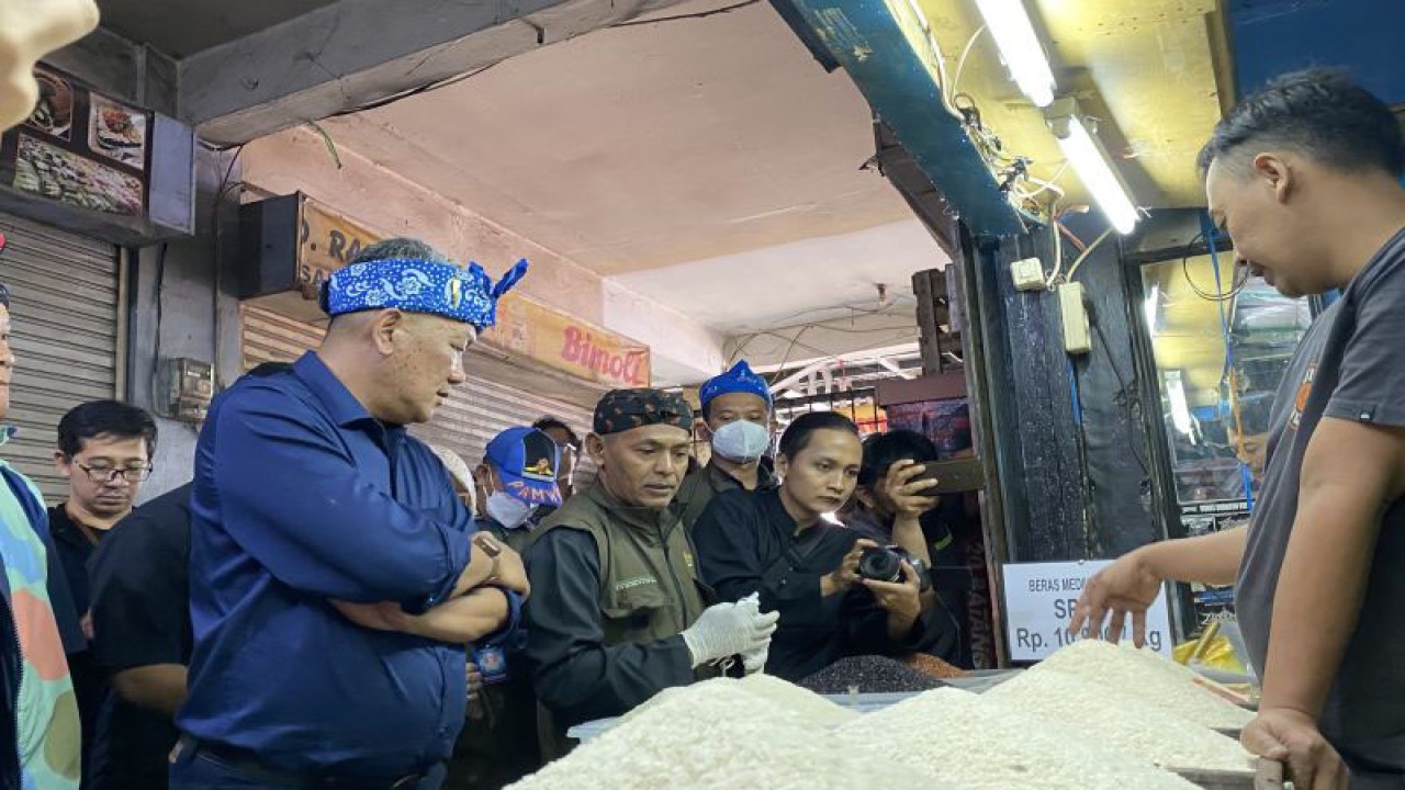 Penjabat Wali Kota Bandung Bambang Tirtoyuliono saat meninjau Pasar Sederhana, Kota Bandung, Jawa Barat, Kamis (21/12/2023). (ANTARA/Rubby Jovan)