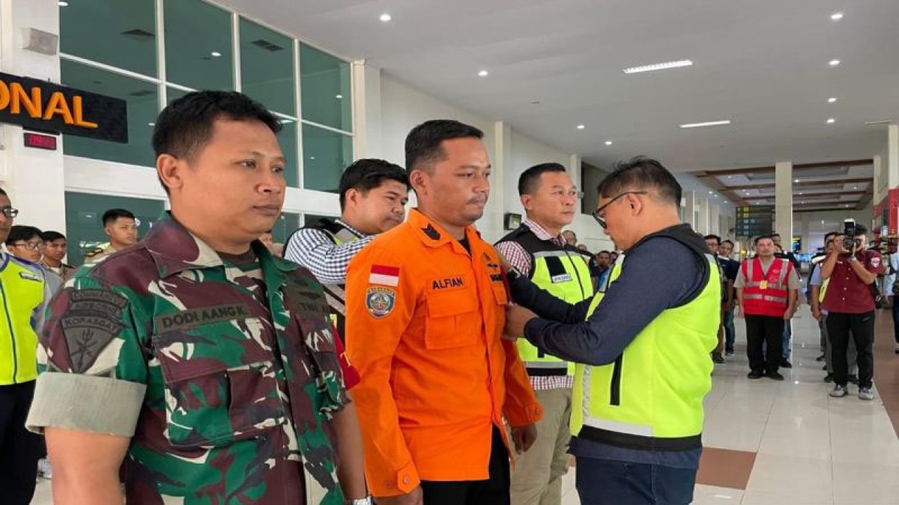 General Manager PT Angkasa Pura I Bandara Adi Soemarmo, Erick Rofiq Nurdin, saat memberikan tanda kepada petugas jaga pengamanan di Bandara Adi Soemarmo Boyolali, Jateng, Selasa (19/12/2023). ANTARA/Bambang Dwi Marwoto.