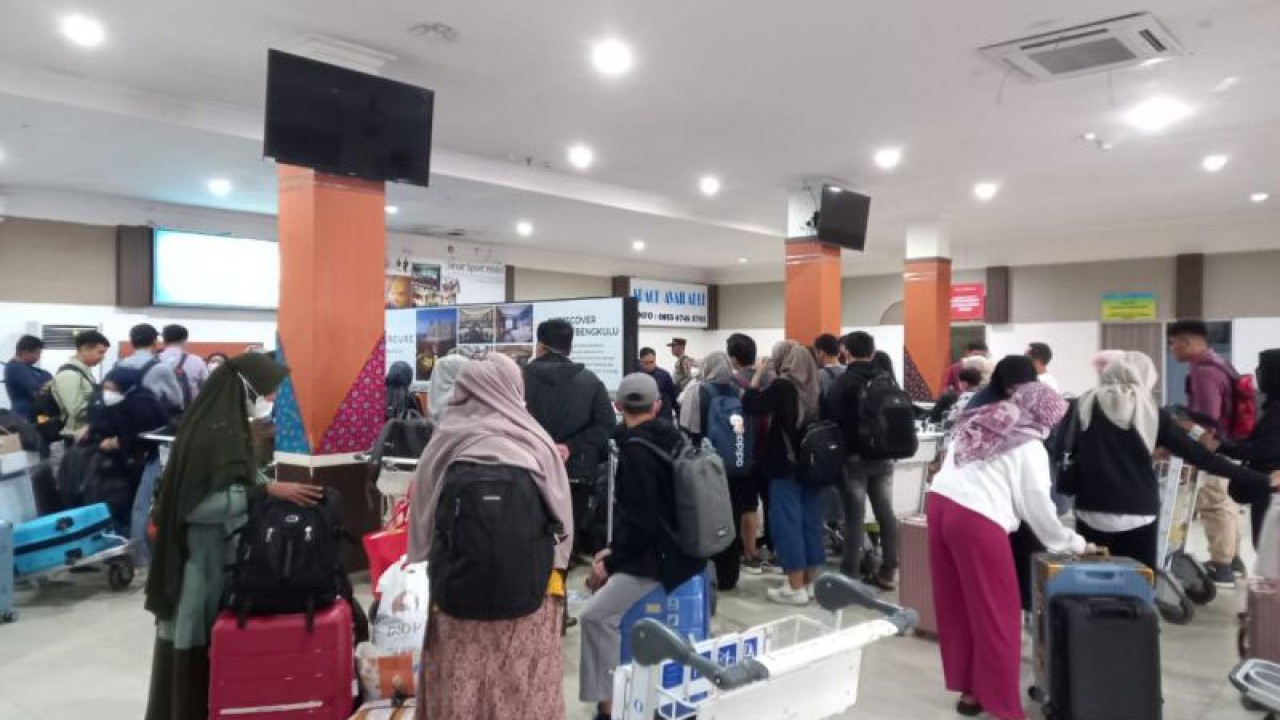 Aktivitas penumpang di Bandara Fatmawati Soekarno Bengkulu. ANTARA/Anggi Mayasari