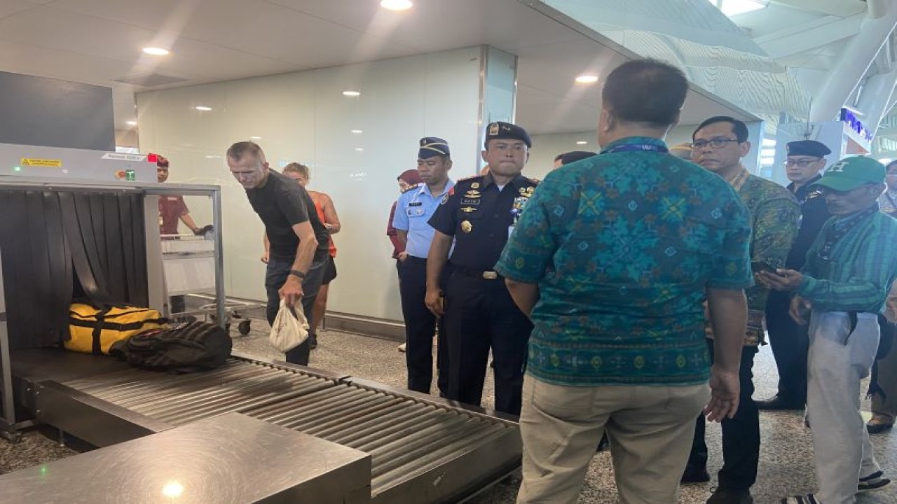 Direktur Jenderal PSDKP Kementerian Kelautan dan Perikanan Adin Nurawaluddin saat memantau kerja x-ray awasi potensi penyelundupan benih bening lobster di Bandara Ngurah Rai, Badung, Bali, Kamis (7/12/2023). ANTARA/Ni Putu Putri Muliantari