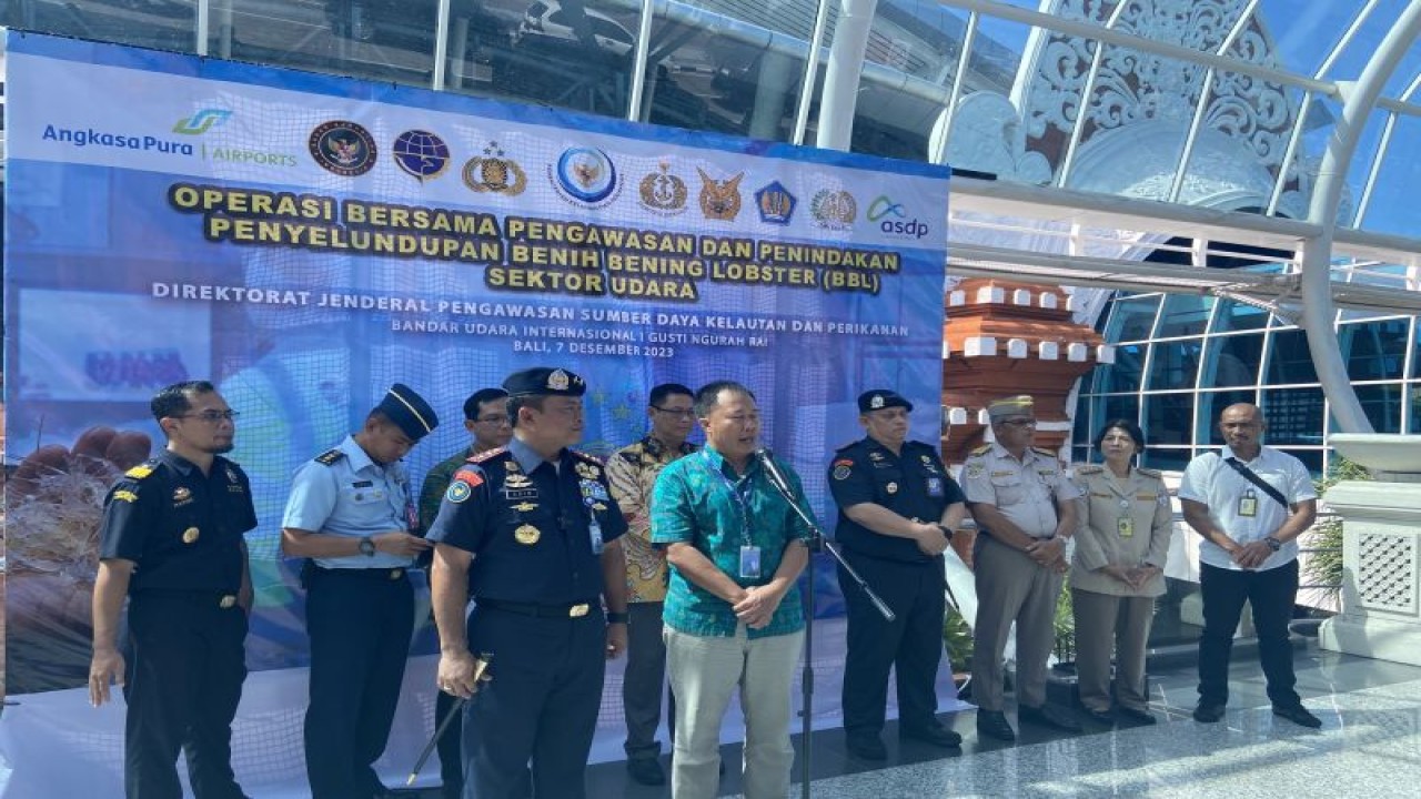 Senior Manager Aviation Security (Avsec) Bandara Internasional I Gusti Ngurah Rai Bali Arief Sirajuddin saat konferensi pers di Badung, Kamis (7/12/2023). ANTARA/Ni Putu Putri Muliantari