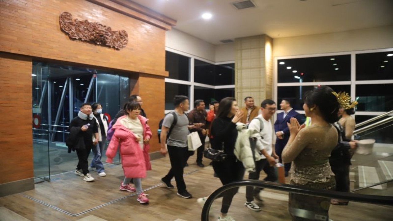 Penumpang turun dari penerbangan perdana rute Fuzhou-Bali di Bandara I Gusti Ngurah Rai, Denpasar, Bali, Senin (18/12/2023). ANTARA/HO-Bandara Ngurah Rai