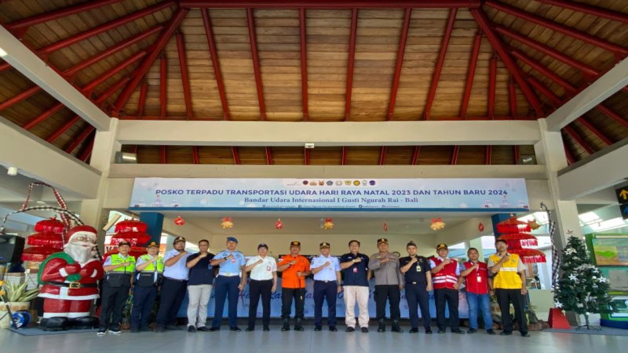 Pembukaan Posko Natal dan tahun baru di Bandara I Gusti Ngurah Rai Bali, Denpasar, Selasa (19/12/2023). ANTARA/Ho-Bandara Ngurah Rai