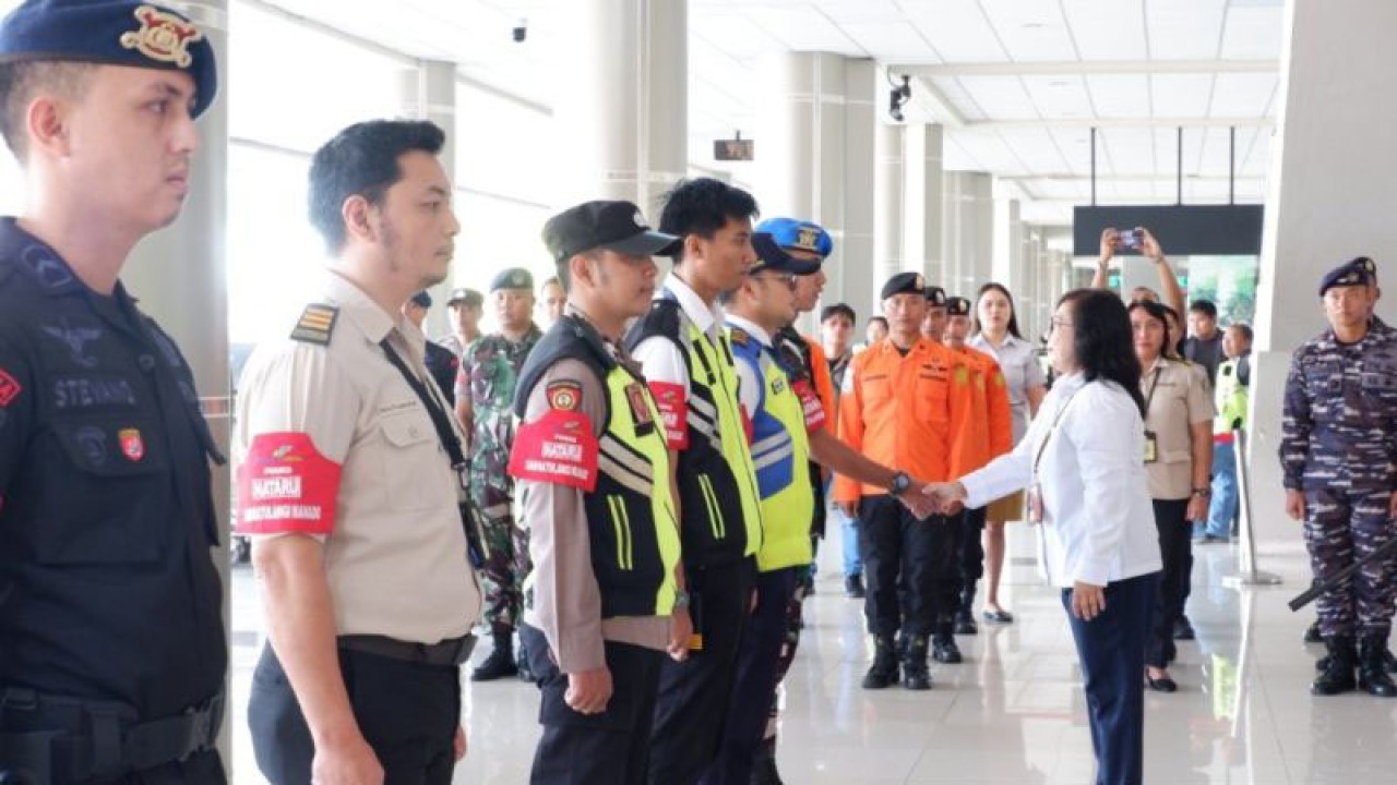 General Manager PT Angkasa Pura I Bandara Sam Ratulangi Maya Damayanti, saat membuka posko natal, di Manado, Selasa (19/12/2023). ANTARA/NancyvL Tigauw.