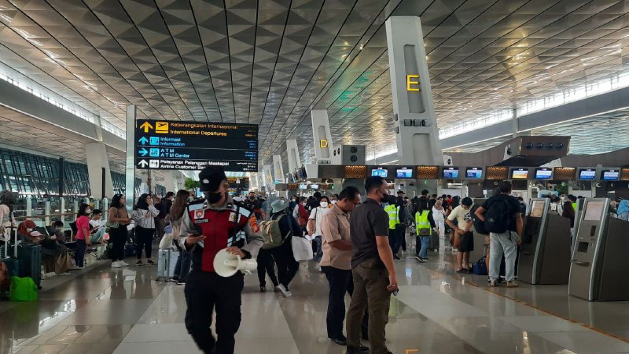 Ilustrasi - Petugas Kepolisian dari Bandara Soetta saat melakukan pemantauan di Terminal 3 Bandara Soetta. (Azmi)