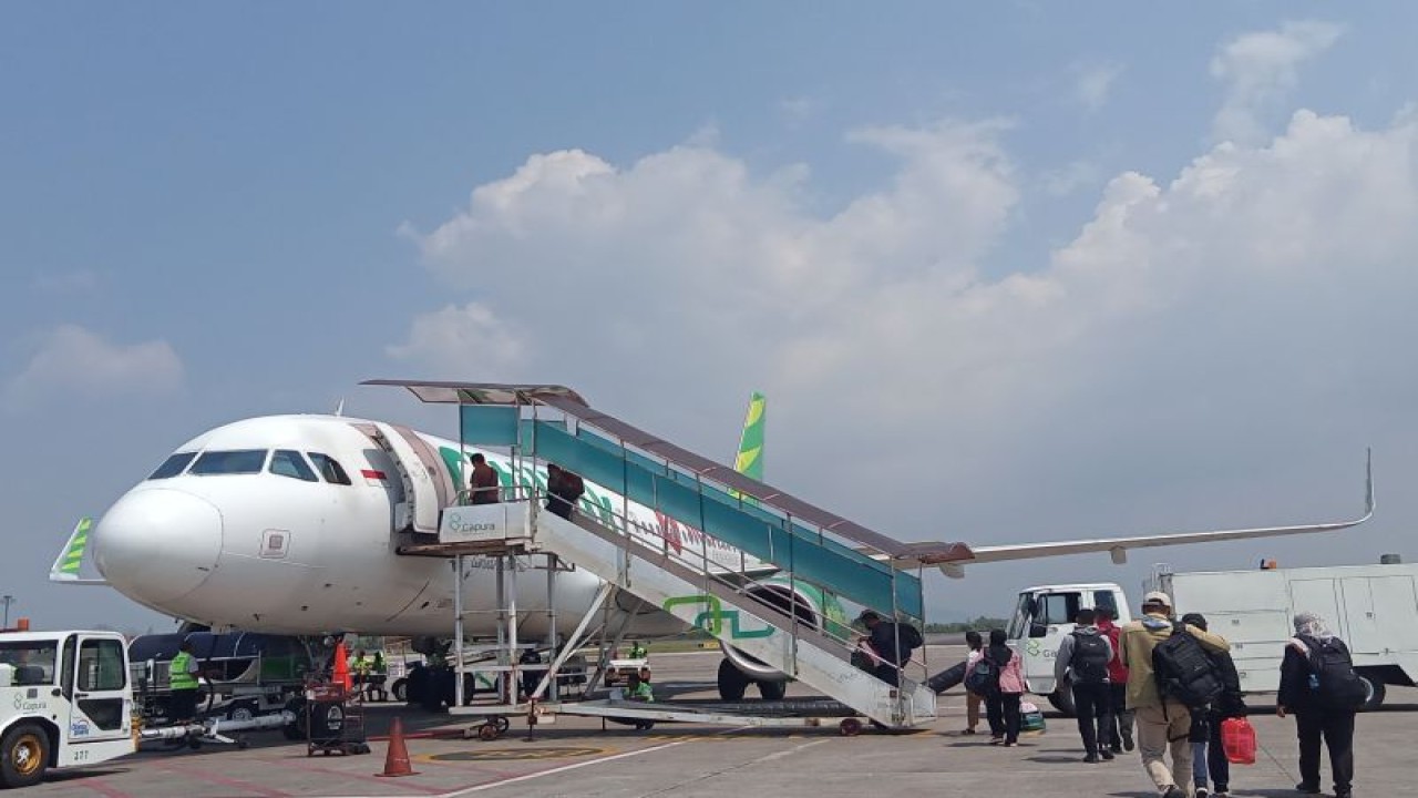 Suasana aktivitas penumpang di Bandara Internasional Sultan Hasanuddin di Makassar. Antara/ Suriani Mappong
