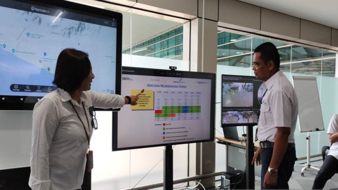 Pemantauan pergerakan penumpang di Bandara YIA, Kulon Progo. (ANTARA/Sutarmi)
