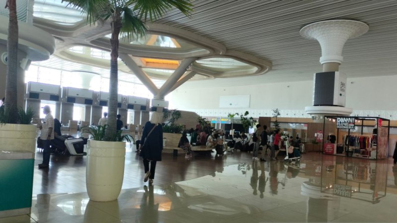 Kondisi penumpang di Bandara Internasional Yogyakarta. (ANTARA/Sutarmi)
