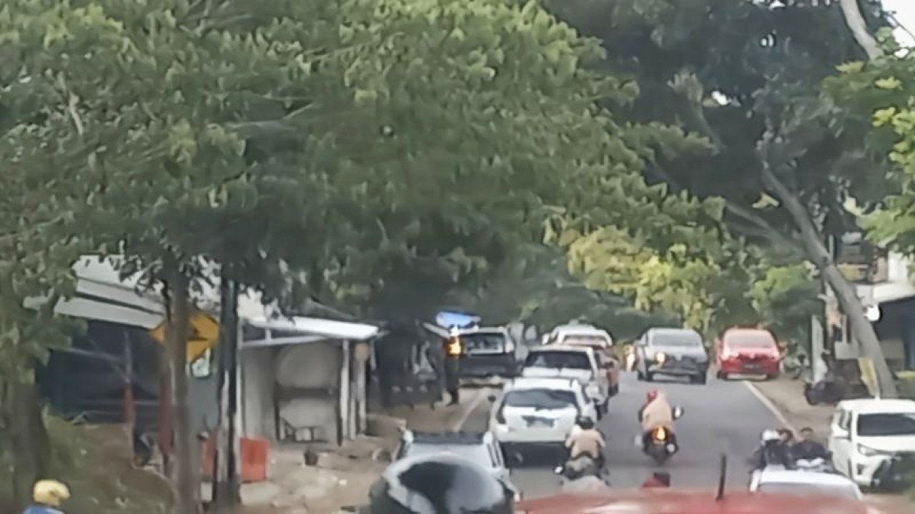 Ilustrasi: Arus kendaraan di salah satu jalan menuju lokasi wisata di Bandarlampung. (ANTARA/Agus Wira Sukarta)