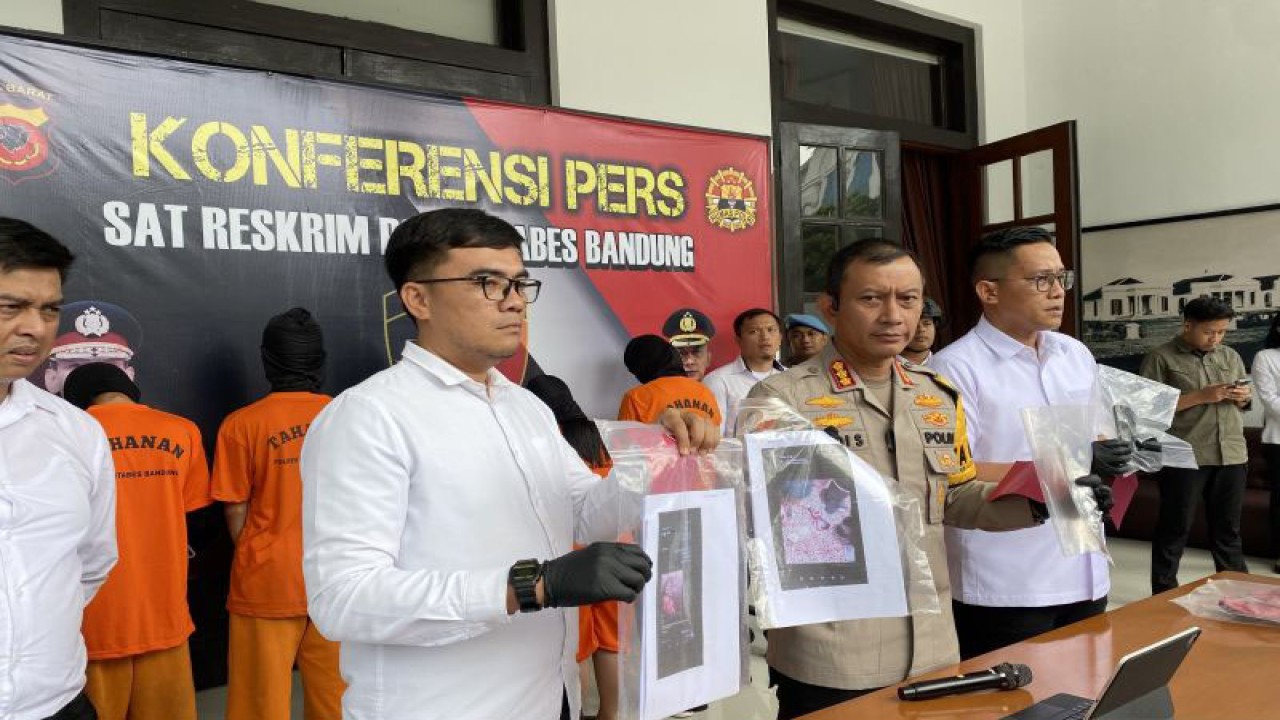 Polisi menunjukkan barang bukti kasus penjualan obat ilegal yang digunakan untuk praktik aborsi di Mapolrestabes Bandung, Jawa Barat, Senin (4/12/2023). (ANTARA/Rubby Jovan)