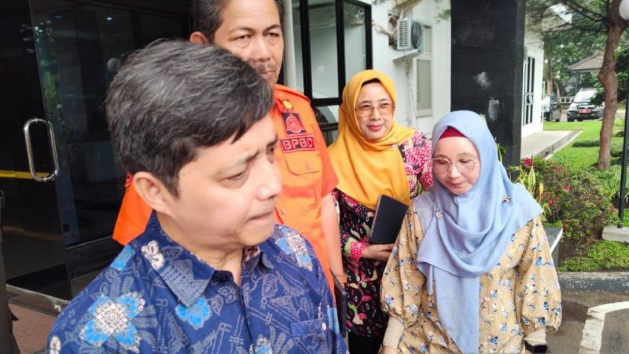 Kepala Pusat Vulkanologi dan Mitigasi Bencana Geologi (PVMBG) Badan Geologi Kementerian Energi dan Sumber Daya Mineral (ESDM) Hendra Gunawan memberikan keterangan di Bandung. (ANTARA/Ricky Prayoga)