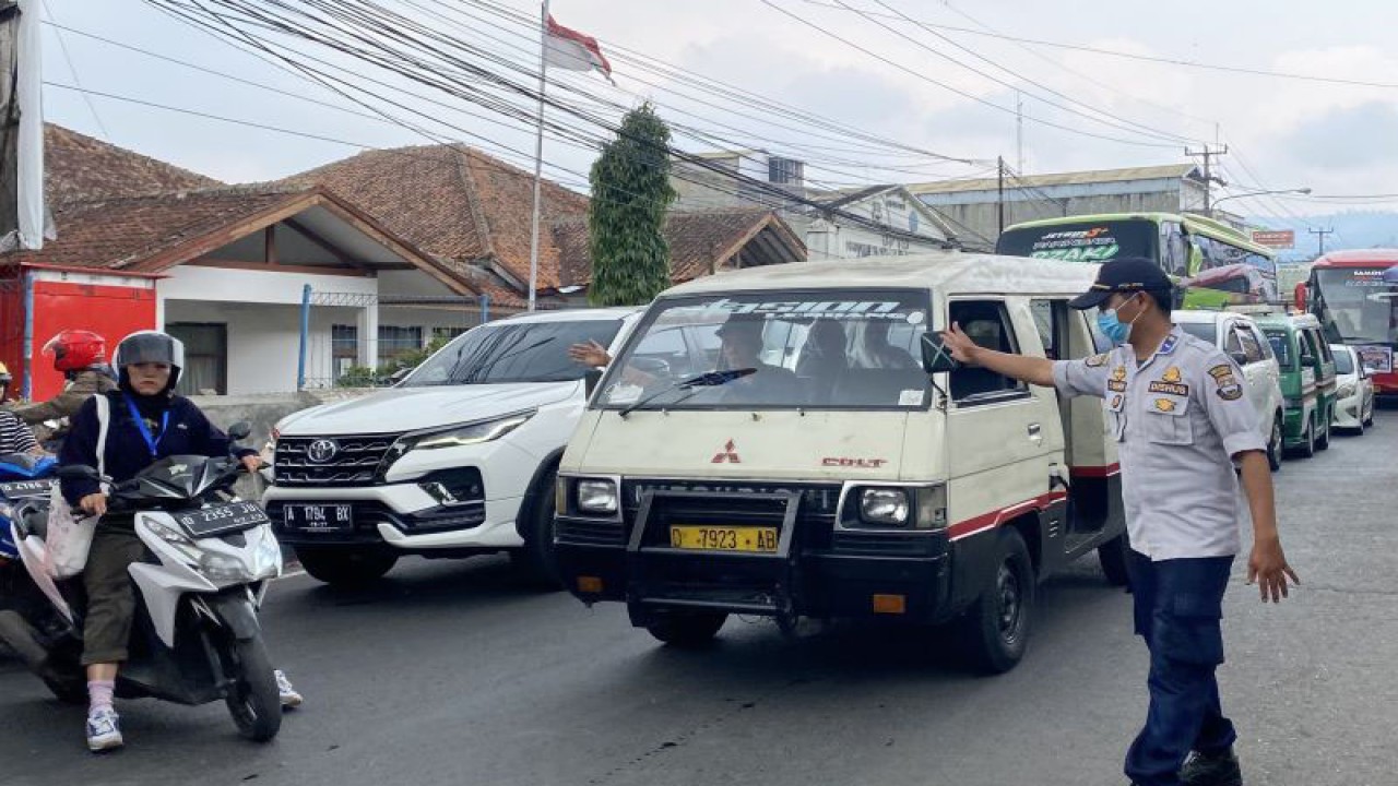 Petugas dari Dinas Perhubungan (Dishub) Kabupaten Bandung Barat saat mengurai kemacetan lalu lintas di kawasan Lembang, Kabupaten Bandung Barat, Jawa Barat, Sabtu, (23/12/2023). (ANTARA/Rubby Jovan)