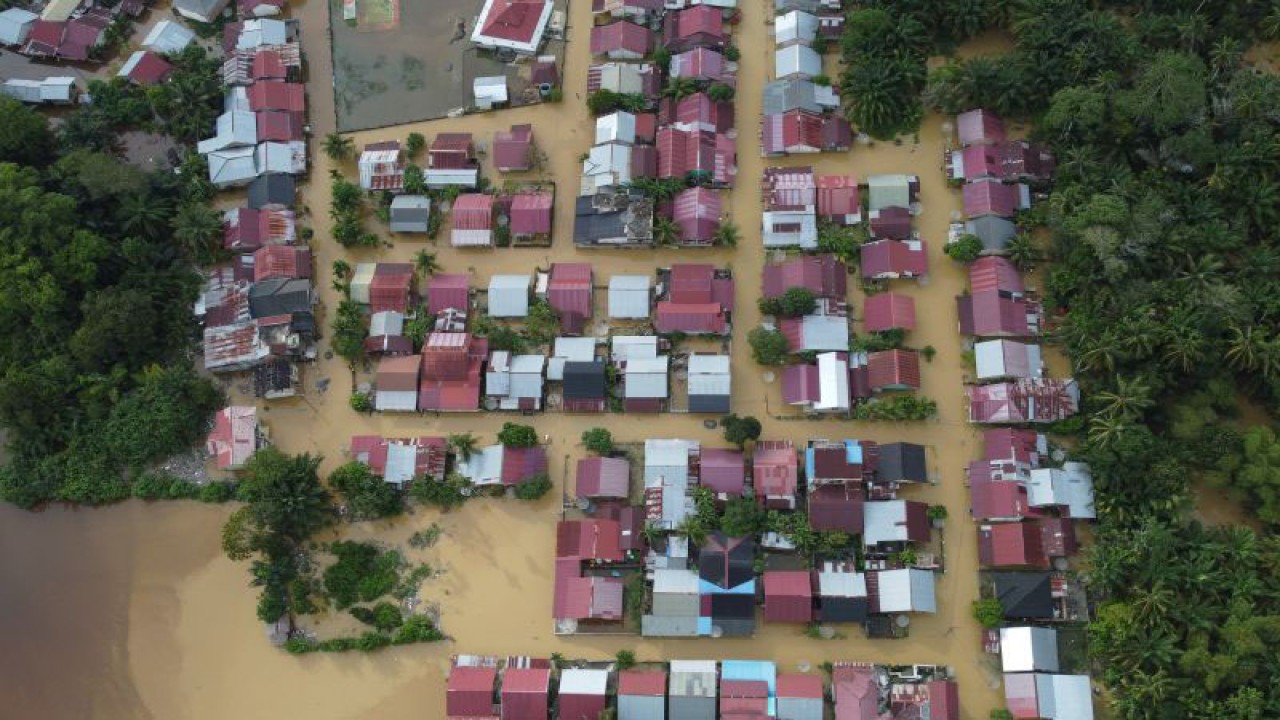 Arsip Foto - Permukiman penduduk terendam banjir di Desa Pasi Masjid, Kecamatan Meureubo, Kabupaten Aceh Barat, Provinsi Aceh, Selasa (12/12/2023). (ANTARA FOTO/SYIFA YULINNAS)