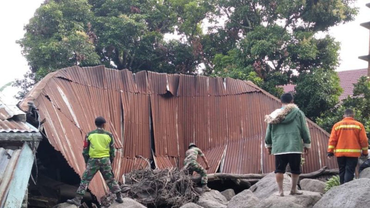 Sejumlah anggota tim gabungan sedang melakukan pencarian terhadap 12 orang yang hilang dalam bencana banjir bandang yang melanda Desa Simangulampe, Kecamatan Baktiraja, Kabupaten Humbang Hasundutan, Sumatera Utara, Jumat (1/12/2023) malam. (ANTARA/HO-BNPB)