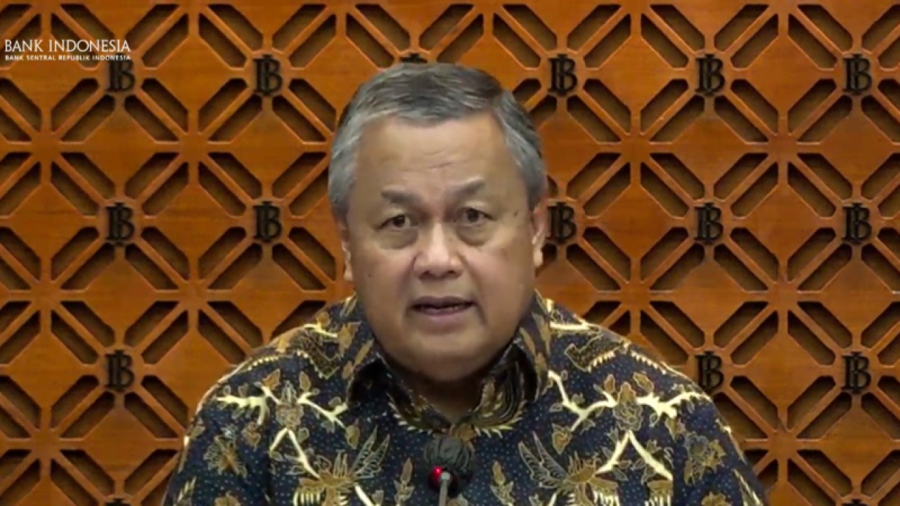 Gubernur Bank Indonesia (BI) Perry Warjiyo mengumumkan hasil Rapat Dewan Gubernur Bulanan Bulan Desember 2023 di Jakarta, Kamis (21/12/2023). ANTARA/Martha Herlinawati Simanjuntak