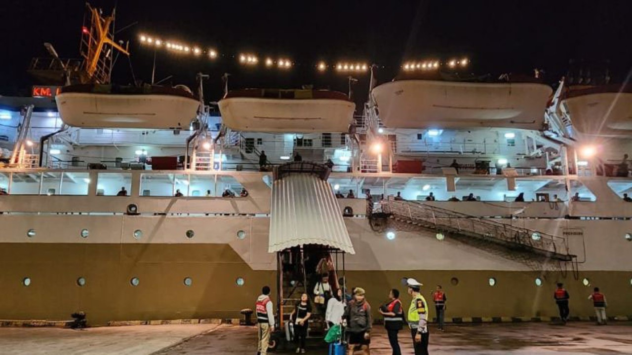 Arsip foto - Para penumpang bersiap berangkat menuju Waingapu, NTT melalui Pelabuhan Benoa, Denpasar, Bali, Jumat (15/12/2023) ANTARA/HO-Pelindo Benoa Denpasar