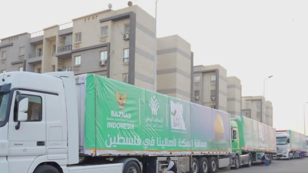 Sejumlah truk yang berisi bantuan kemanusiaan untuk Palestina dari Indonesia melintas melalui Pintu Rafah, Mesir. (ANTARA/HO-Baznas RI)