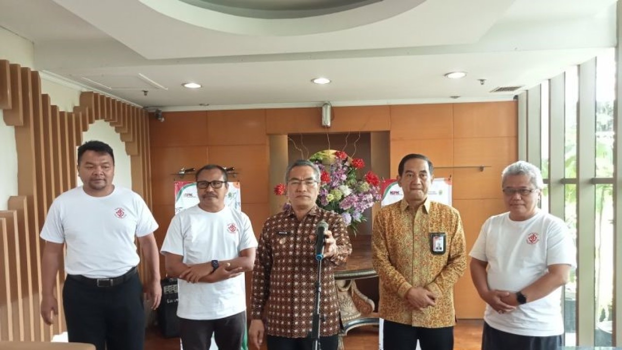 Konferensi pers usai pembukaan Bimtek Keluarga Berintegritas bagi pejabat eselon di lingkungan pemerintah Kabupaten Bantul, Daerah Istimewa Yogyakarta yang digelar Pemkab bersama KPK, Selasa (5/12/2023) (ANTARA/Hery Sidik)