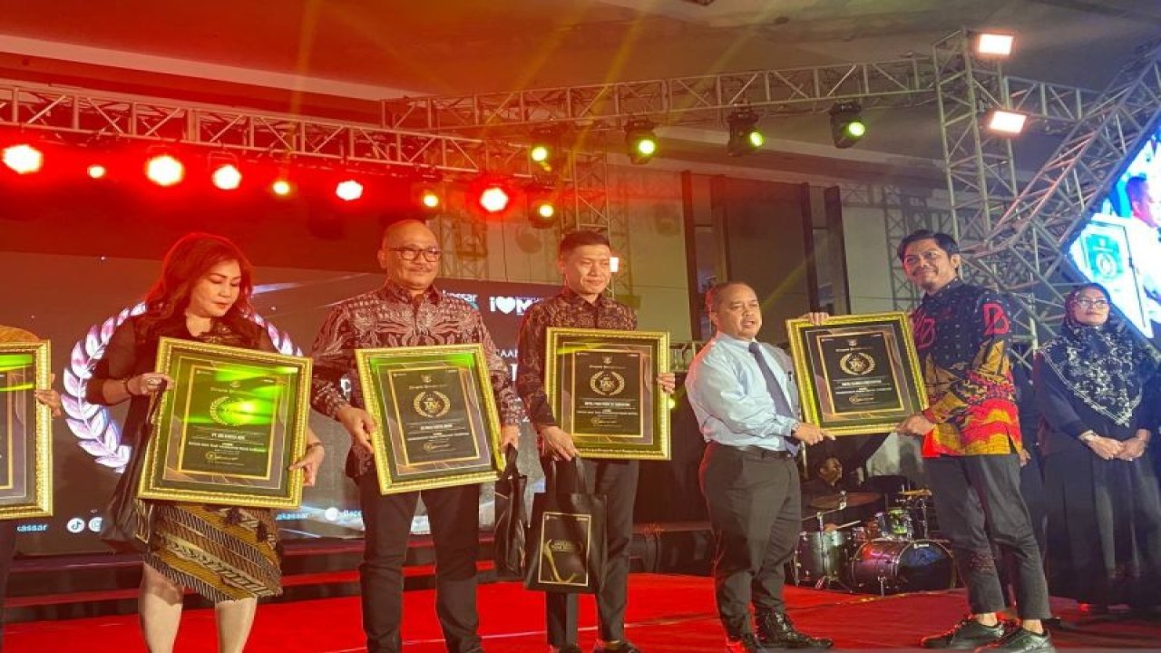 Kepala Bependa Makassar Firman Hamid Pagarra saat memberikan apresiasi kepada Badan Usaha pada Bapenda Taxes Award, di Makassar, Rabu (5/12/2023). ANTARA/Nur Suhra Wardyah